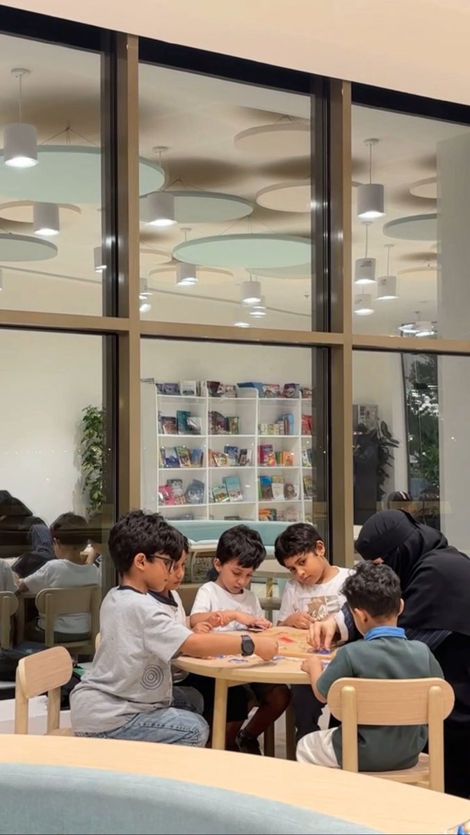 Creative_mindsi's tweet photo. اليوم ١٧ | #FloCamp
طلابنا اليوم يتكلمون بثقة، يعبّرون بطلاقة، ويشاركون أفكارهم بدون تردد
كلاسات الإنجليزي والأنشطة الخارجية مع بعض صنعت فرق حقيقي في تواصلهم وشخصيتهم 💬 https://t.co/iR2qFXKfVk