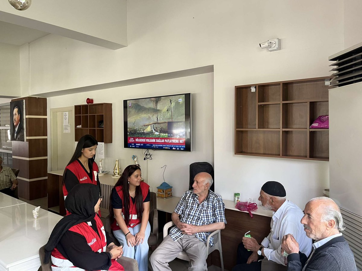 genckizilay44's tweet photo. TDK’da 𝐕𝐄𝐅𝐀: Sevgiyi sürdürme, sevgi, dostluk bağlılığı... 
Genç Kızılay’da 𝐕𝐄𝐅𝐀: ⬇️

Gönüllülerimizle birlikte mutad ziyaretimizi başımızın tacı büyüklerimize Vefa Konağımıza gerçekleştirdik. 

#daimahazır https://t.co/jQmboogANK