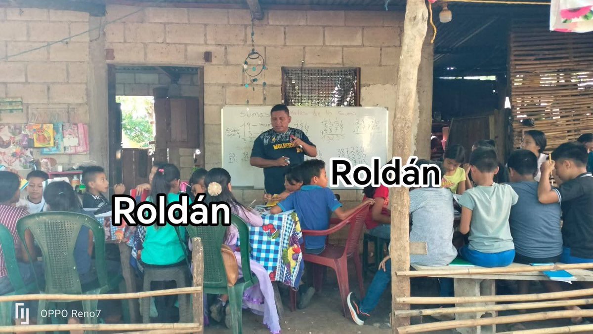 Armandoroldan's tweet photo. Maestro  de vocación da clases de reforzamiento en el corredor de su casa en aldea la Unión Jalpatagua Jutiapa, ante la falta de maestros que continúa en el departamento David Cruz es maestro de profesión pero ante la falta de oportunidades se dedica al comercio https://t.co/xGtLPAfgJN