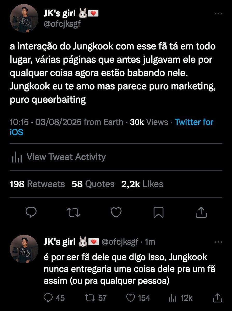 jkkstarboy's tweet image. #kookminau • Sweatshirt
Durante um show, Jungkook se aproxima de Jimin, um fã nervoso que pede seu moletom para disfarçar o nervosismo. Achando a situação engraçada e adorável, Jungkook aceita — mas o gesto logo causa alvoroço no fandom.