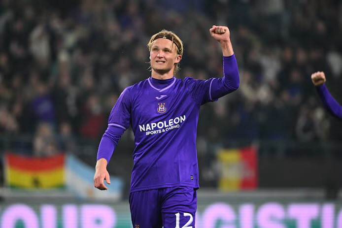 MaProLeague's tweet photo. 🧐 | Le début de la fin pour Dolberg ? #CERAND

L’attaquant n’est pas monté aujourd’hui et la tactique d’Hasi semble se baser avec un attaquant capable de presser https://t.co/83YFPQcT4g