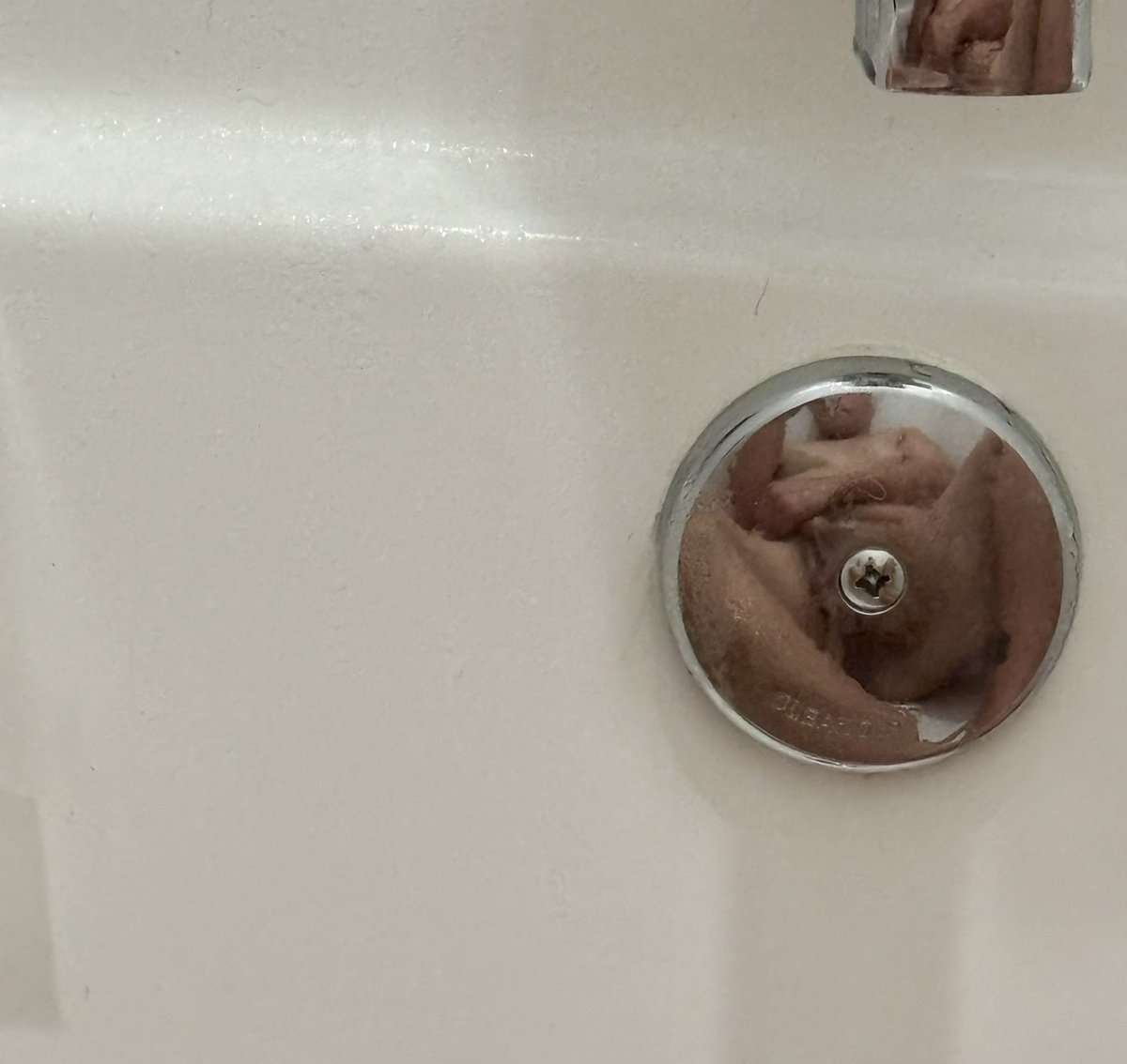 manhunter2022's tweet photo. This tub drain is about to get pregnant. I wish it was on or in someone and wasn’t being wasted 💦🤤 https://t.co/BpWkZDpa68