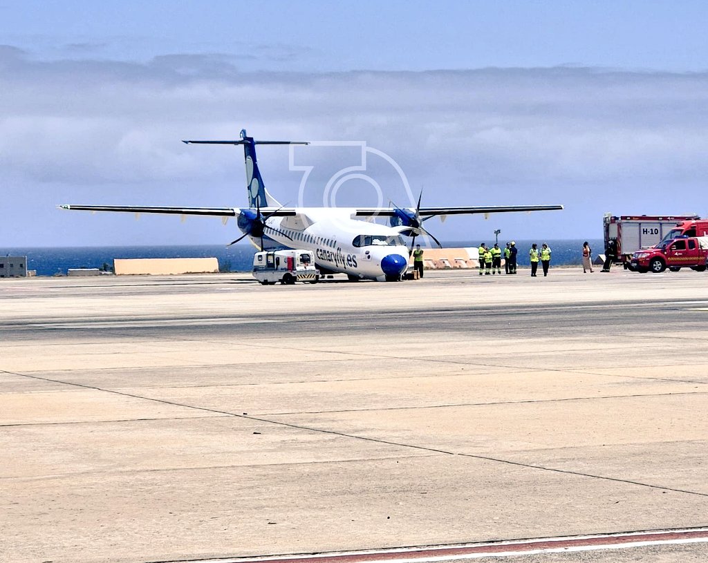 #IncidenteAéreo hoy de #ATR72 - 500 de #CanaryFlyen el Aeropuerto de Gran Canaria (LPA), Islas #Canarias #España 🇪🇦. Sufrió fallo en tren de aterrizaje delantero que terminó colapsando, mientras estaba aparcado en 1 parking en plataforma. Bajo investiación Sin heridos. 03-08-25