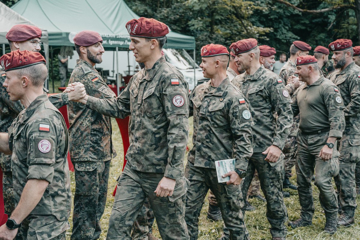 Ceremonia zakończenia Jump Week 2025

Zwieńczeniem tygodnia była uroczysta ceremonia wręczenia polskich odznak spadochronowych, które niosą historię 1 Samodzielnej Brygady Spadochronowej.
