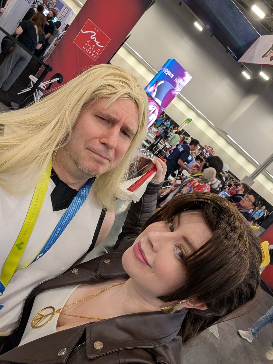 Mai finally caught up with Andy! 🪭🔥🌸

Day 2 of EVO was fantastic! Always great to see you, Luridan (IG)!

#EVO2025 #SNK #MaiShiranui #FatalFury #cosplay #nonbinary