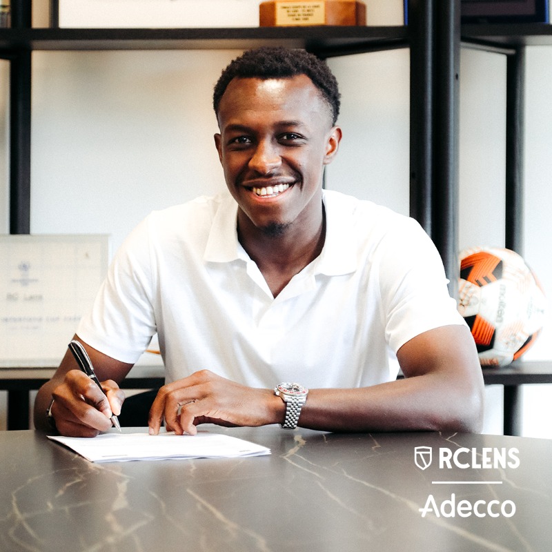 RCLens's tweet photo. Néo-Artésien, pionnier saoudien ❤️💛 

Latéral moderne, Saud Abdulhamid rejoint les Sang et Or dans le cadre d’un prêt avec option d’achat en provenance de l'@OfficialASRoma. Le nouveau numéro 23 lensois va devenir le premier Saoudien à évoluer en @Ligue1. 🇸🇦

#Abdulhamid2026