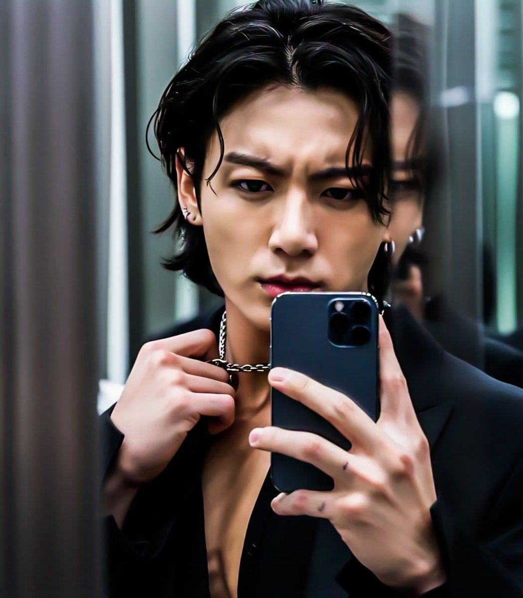 thyiad's tweet image. Seductive Sunday, pretty little heathens…

So have a selfie, and go enjoy your day.

~ Thyiad