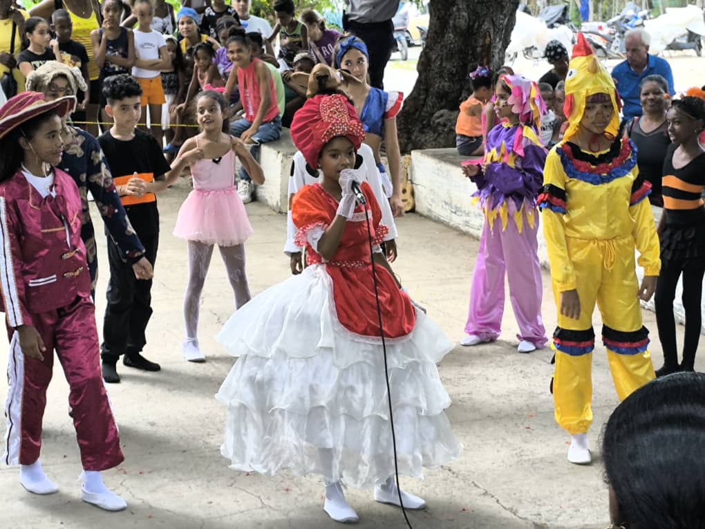 RamosYoemis's tweet photo. Colmenita de Moa de gira en #SantiagodeCuba por comunidades en transformación.
Caney, Micro lll del Abel Santamaría y Micro 9. https://t.co/voZI0G6hZm