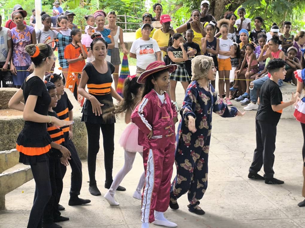 RamosYoemis's tweet photo. Colmenita de Moa de gira en #SantiagodeCuba por comunidades en transformación.
Caney, Micro lll del Abel Santamaría y Micro 9. https://t.co/voZI0G6hZm