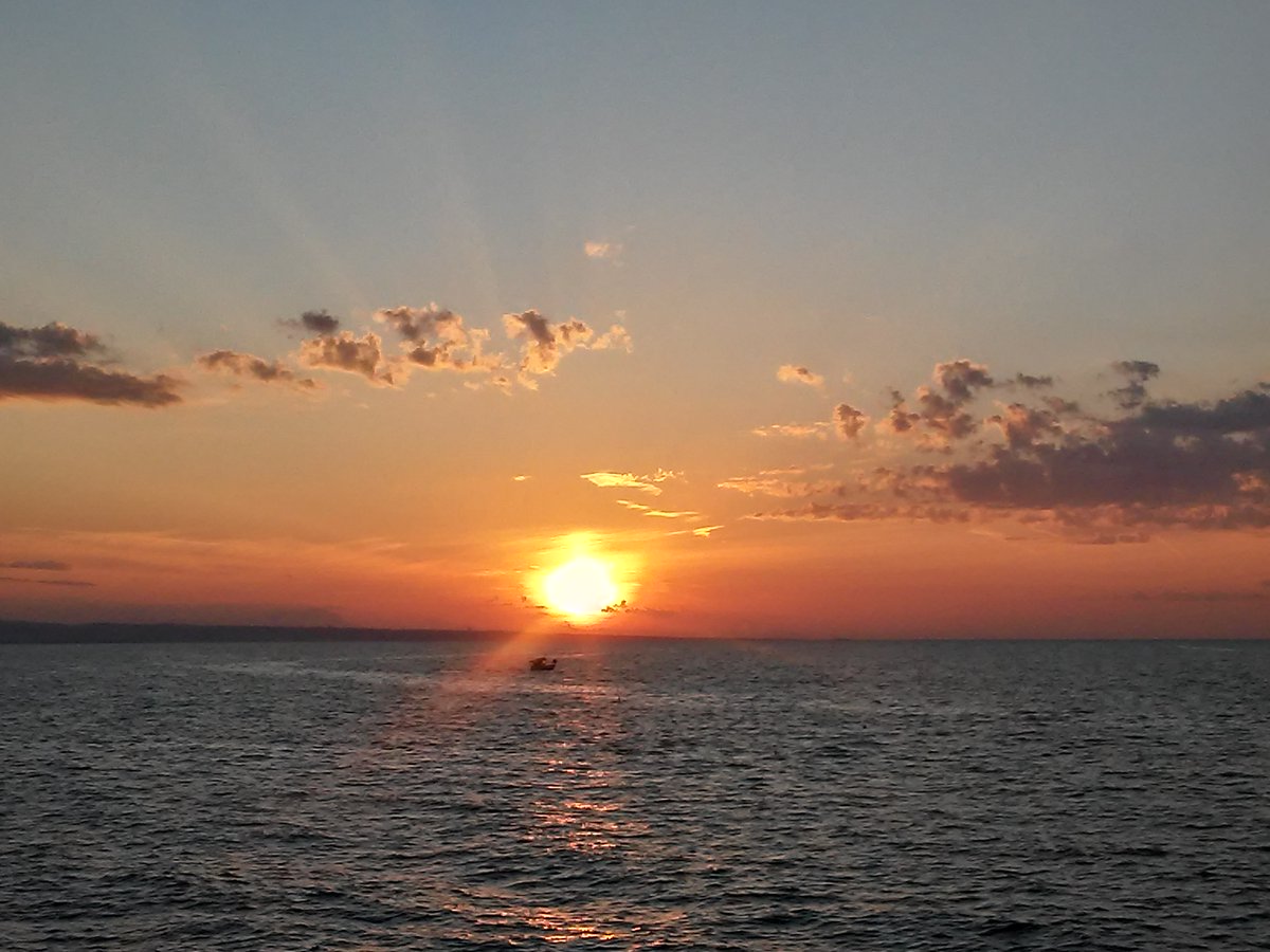 La vita è bella perché ogni giorno ricomincia.
E ciascuno ha i suoi colori, la sua musica, i suoi profumi, le sue opportunità.
Ogni giorno ricomincia e ci offre la possibilità di iniziare ad essere noi stessi.
Agostino Degas
#PerleTraLeDita 
#VentagliDiParole