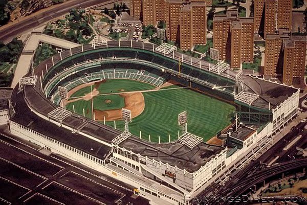 Nació sin querer ser leyenda. Un estadio raro metido en Harlem. Con esquinas cortas y un center field que parecía irse hasta el infinito.

Ahí jugaron leyendas: los Gigantes, los Yankees por un rato, los Mets cuando recién nacían y ni sabían ganar.

Donde Willie Mays hizo “la