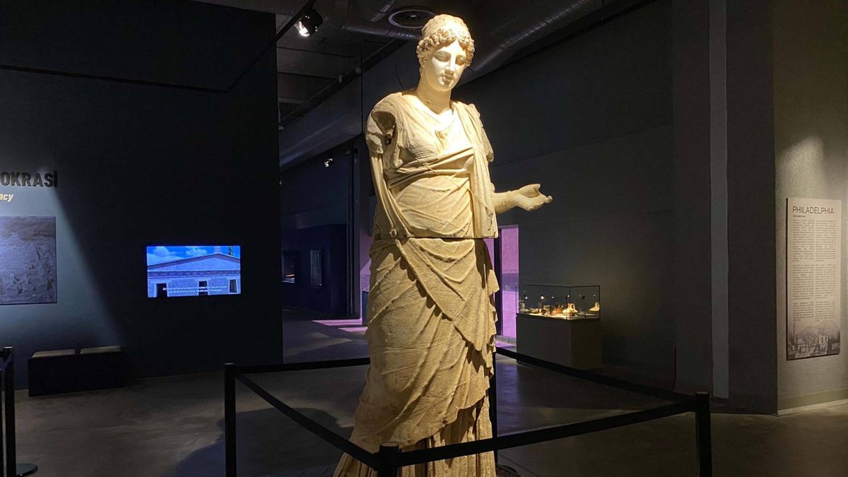 📍 Manisa'nın Yunusemre ilçesindeki Aigai Antik Kenti'nde 2005 yılı kazılarında gün yüzüne çıkarılan, Helenistik Dönem'e ait tanrıça Hestia heykeli, bu yıl açılan Manisa Müzesi'nde sergilenmeye başlandı.

Yaklaşık 2200 yıllık olan ve evlerin, kentlerin koruyucu tanrıçası kabul