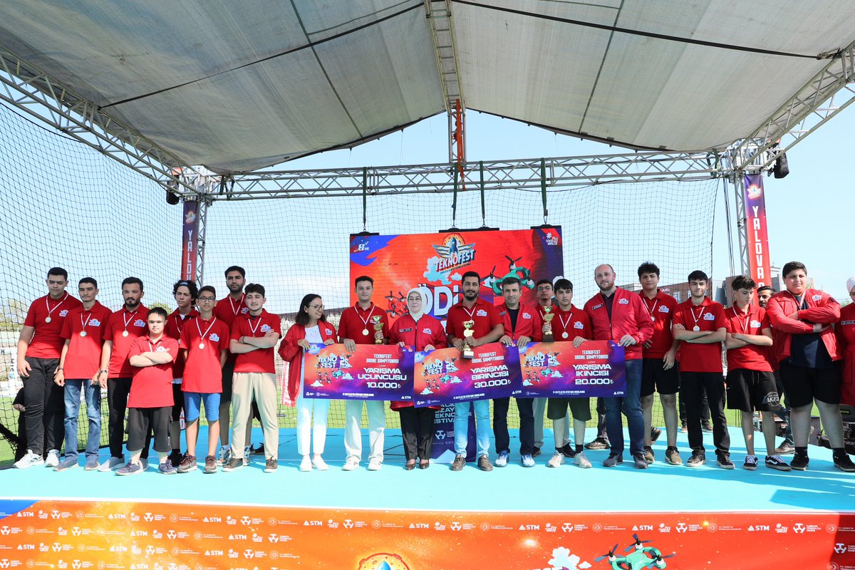 Milli Teknoloji Hamlesi’nin mimarlarından Sn. <a href="/Selcuk/">Selçuk Bayraktar</a> Bayraktar’ı Yalova’mızda ağırlamaktan büyük bir memnuniyet duydum.

#TEKNOFEST Drone Şampiyonası vesilesiyle memleketim, gençlerimizin hayallerine yön veren bir buluşmaya ev sahipliği yaptı.

Türkiye’nin dört bir yanından