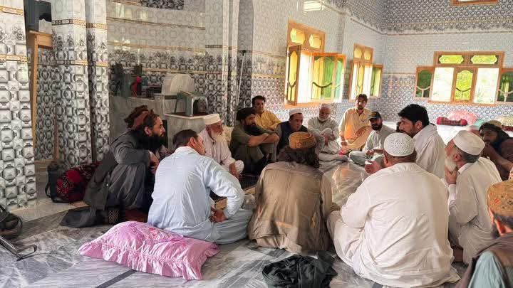 باجوڑ میں مقامی عمائدین پر مشتمل جرگہ کا مسلح افراد کیساتھ مذاکرات کا تیسرا دور ختم
جرگہ ممبران مسلح افراد کے مطالبات سے عسکری اور سول حکام کو آگاہ کرینگے
اس کے بعد یا تو یہ افراد مقامی آبادیوں سے چلے جائیں گے یا پھر آپریشن شروع کیا جائے گا
واضح رہے کہ تحصیل ماموند اور لوئے