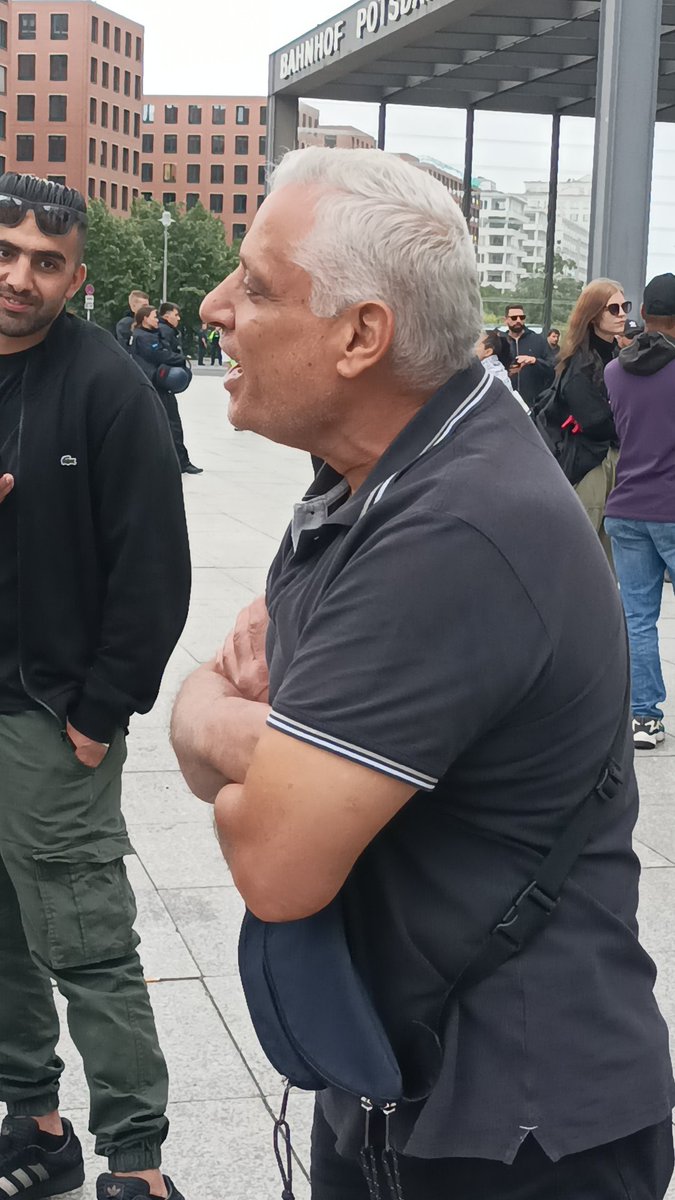 Dieser Mann hat bei der Kundgebung Gaza muss leben gesagt dass er die Hamas liebt und feiert und so etwas sagt jemand in Berlin auf offener Straße auf einer Kundgebung 
#b0308