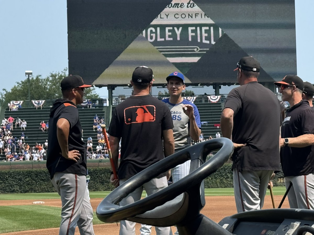 Former #Orioles infielder/Cubs bench coach Ryan Flaherty chatting with the O’s staff prior to today’s finale at Wrigley Field