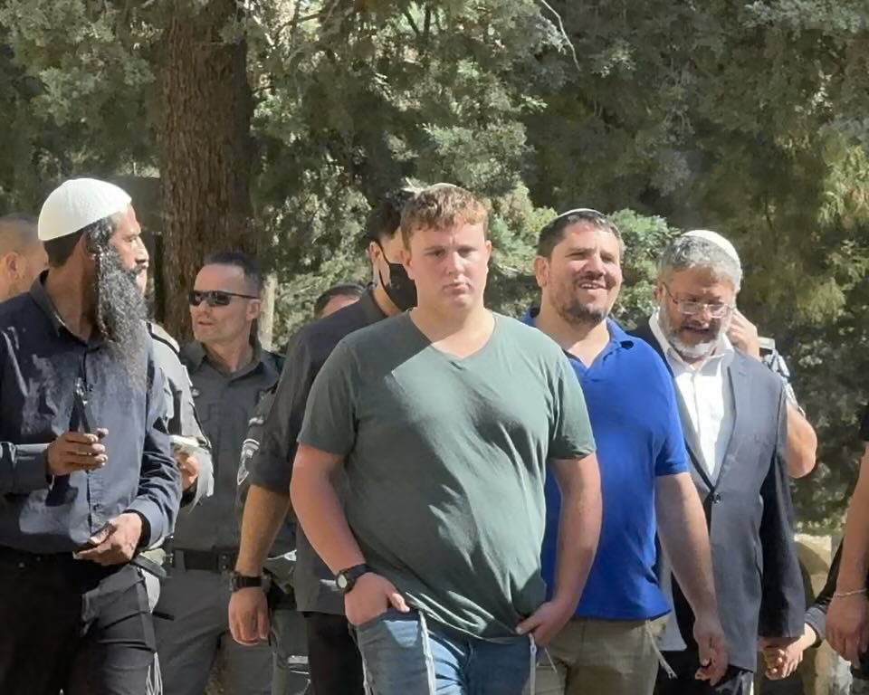 No sign of malnutrition amongst Israeli far-right today, at al-Aqsa mosque.
#GazaStarving