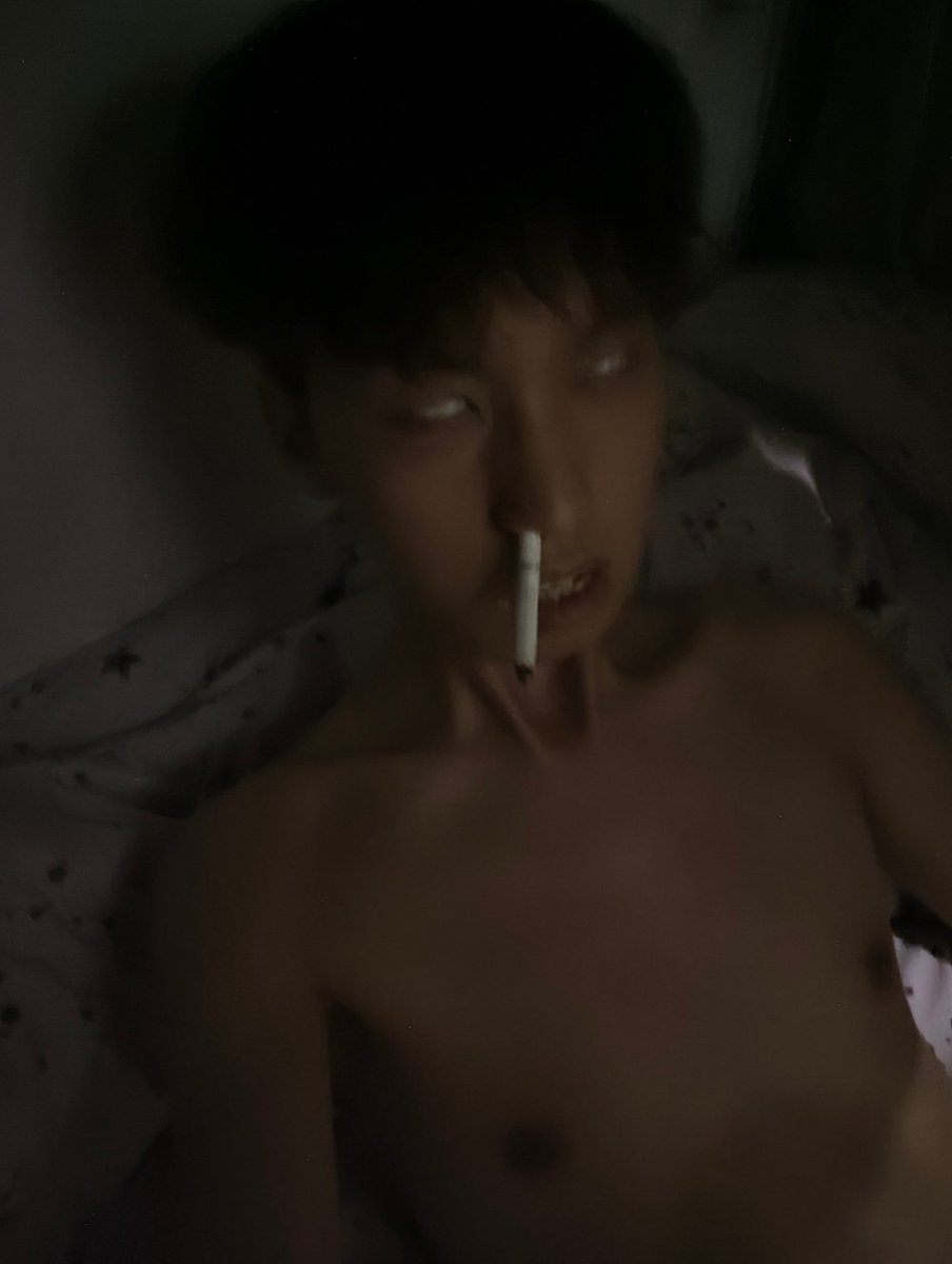 taodiewansui's tweet photo. 烟是这样抽的对吧 兄弟🚬

#无脑 #傻逼 #烟灰缸 #烟蒂 #直男崇拜 #傻逼男同 https://t.co/V6hVojfFW2