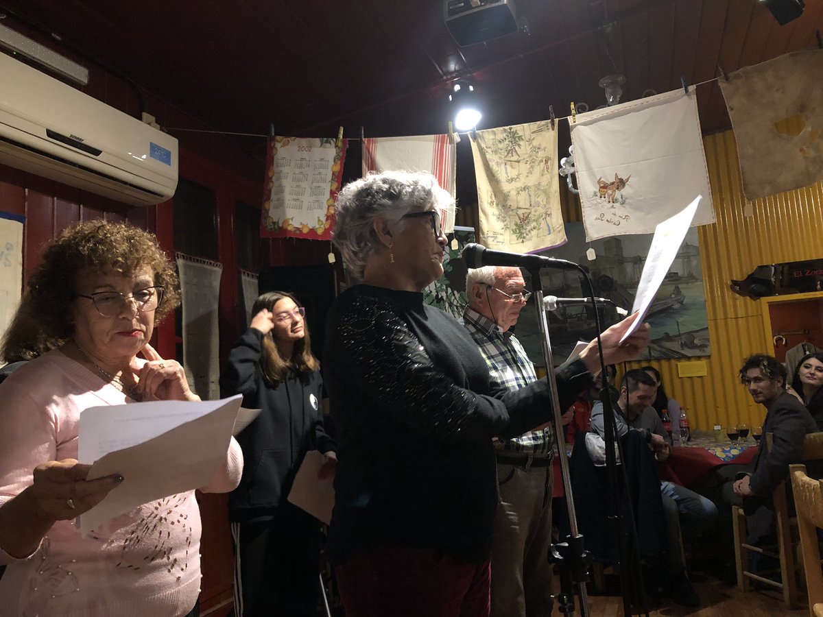 pasó el FILBA. tres días de mañana a noche hablando por todos lados de literatura. bahía es una gran ciudad y la gente se amontona un viernes lluvioso para oír poesía o un sábado a la noche para comer en el museo del puerto. espacios de resistencia absoluta 🤍