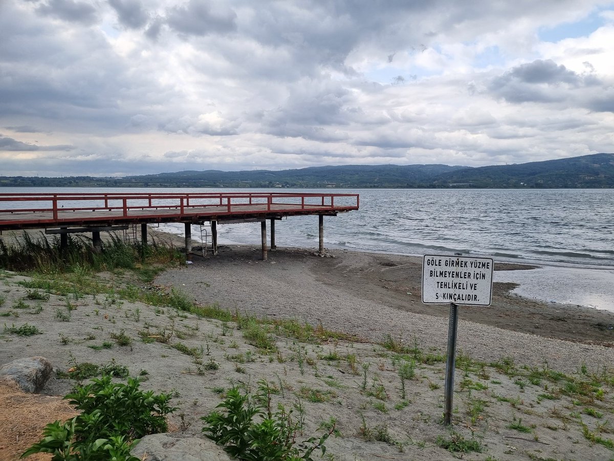 Ülkemizin bazı göllerinde su seviyesinde aşırı düşüş, bazı göllerin ise kuruma tehlikesi var.

Artık gölleri besleyen derelerin üzerinde baraj yapmayalım, mecbur kalmadıkça sanayide tatlısu kullanmayalım, tarımsal sulama ve bitki desenini yeniden planlayalım.

Çok geç olmadan!