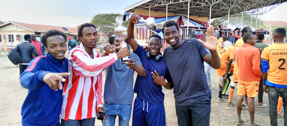 Kiambu_HC's tweet image. That winning feeling 🔥💯
Smiles, sweat, and history made — these are the moments we live for.
#KiambuHandballClub #VictoryMode #WinnersEnergy #PamojaTunaweza