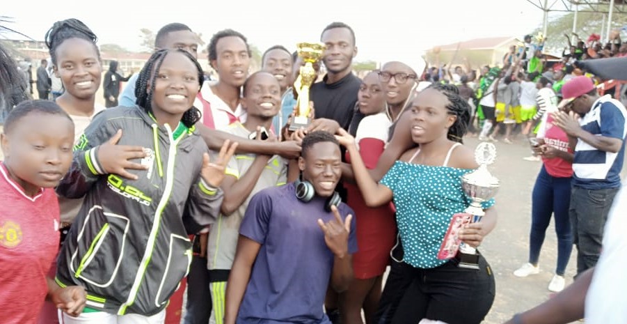 Kiambu_HC's tweet image. That winning feeling 🔥💯
Smiles, sweat, and history made — these are the moments we live for.
#KiambuHandballClub #VictoryMode #WinnersEnergy #PamojaTunaweza
