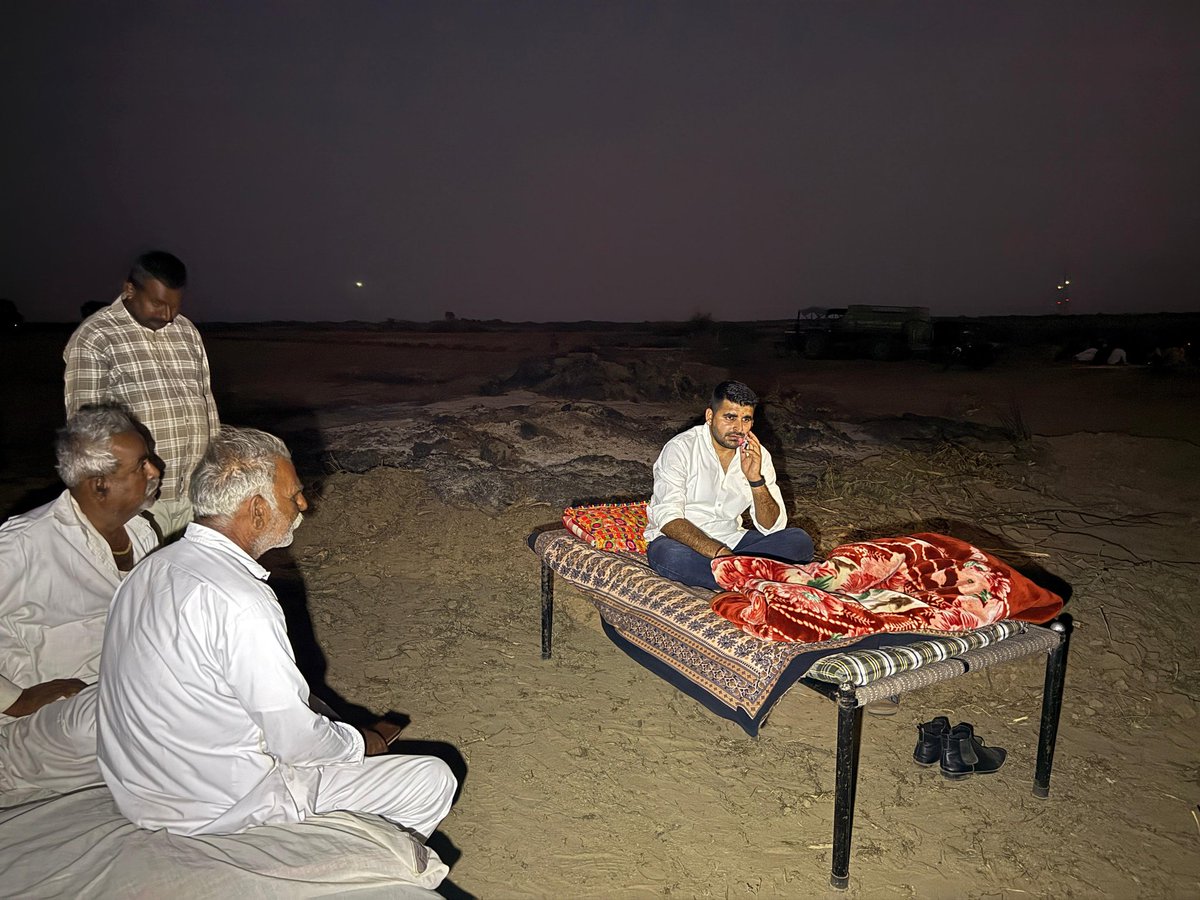 mgmaheshgarg4's tweet image. बरियाड़ा में खेजड़ी की कटाई के खिलाफ विधायक रविंद्र सिंह भाटी का धरना —
पेड़ बचाओ – जीवन बचाओ&quot;
&quot;खेजड़ी नहीं बचेगी – तो मरुस्थल बढ़ेगा!&quot;

@RavindraBhati__ 
#environmentaljustice 
#SaveTrees