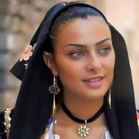 كلّنا نحتاج إلى الآخر،
فلا أحد يكتفي بذاته مهما بدا قويًا
نحتاج لمن يحتوينا حين نغضب
ولمن يُربّت على قلوبنا إن اضطربت
ولمن يهمس بصوتٍ دافئ:
أنا هنا.. لا تمرّ وحدك بكل هذا الثقل.👌