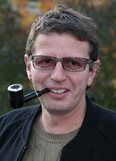 Михаил Ширвиндт:
"По-моему, мы приехали…
Сказать,что Ахеджакова замечательная актриса — совершить поступок… Поступок, за который чернь тебя проклянёт, люди просвещённые зауважают, каратели могут покарать. За что? За то, что ты сказал, что Лия Ахеджакова — замечательная актриса"