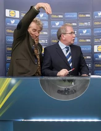 Andy Howe picking which striker we go in for next after another failed bid

#NUFC