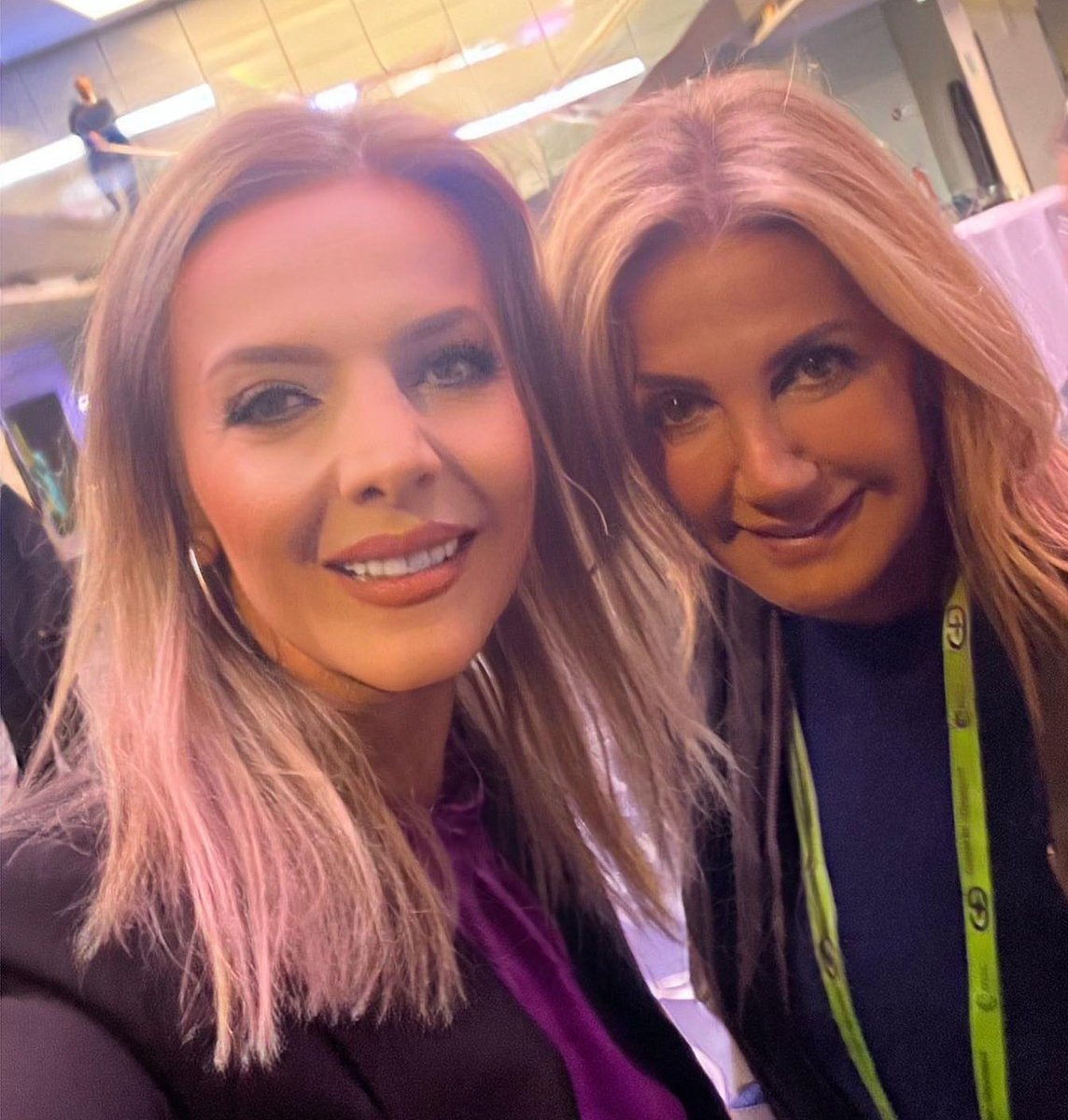 Θα σκάσω Ferrari μες τα Λιόσια
Τι να τα κάνω τα λεφτά με τόση δόξα;