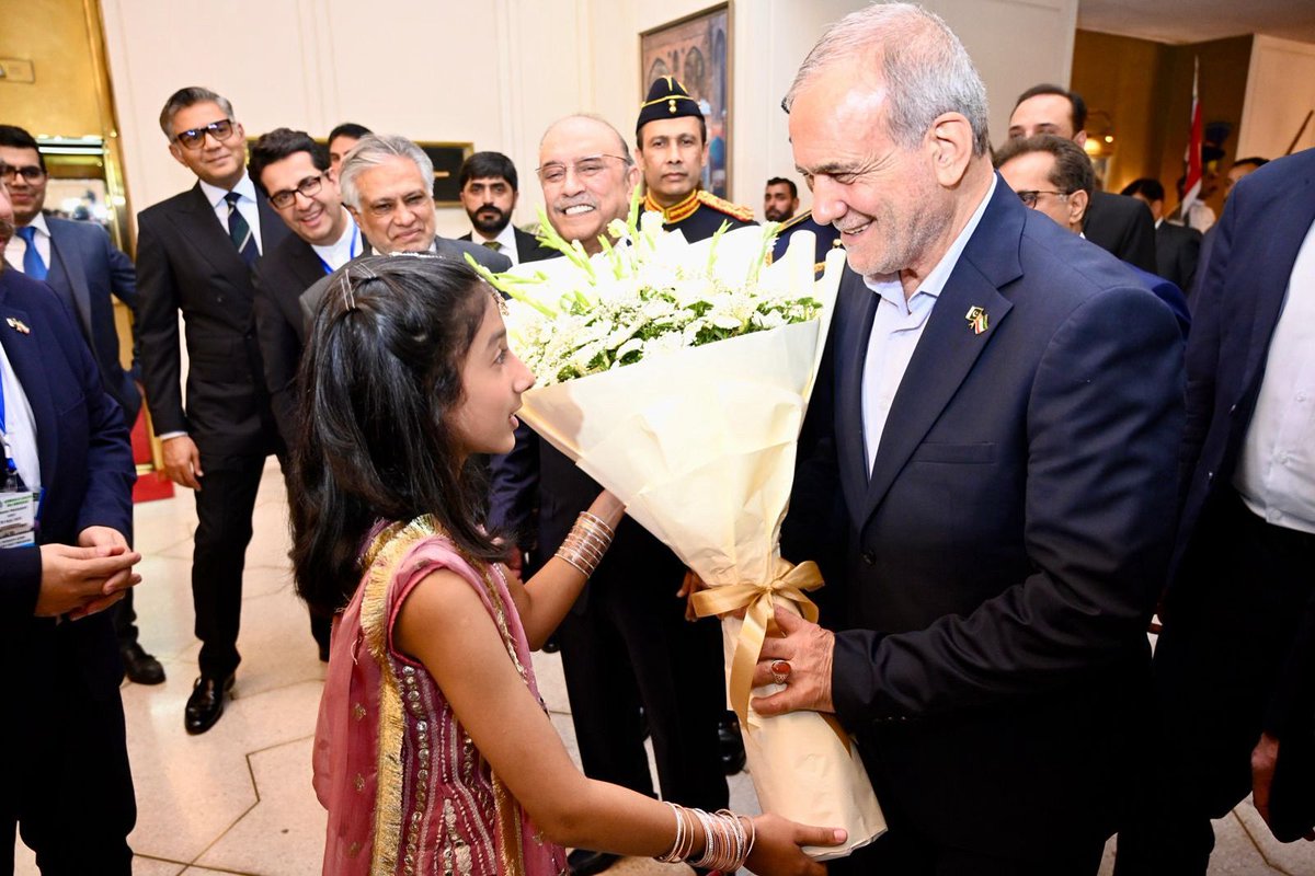 Danish Gehlro (@dgehlro) on Twitter photo A child greets the visiting Iranian President, Dr Masoud Pezeshkian, with a bouquet in Awan-e- Sadr.
<a href="/AAliZardari/">AsifAliZardari</a> <a href="/BBhuttoZardari/">BilawalBhuttoZardari</a> <a href="/AseefaBZ/">Aseefa B Zardari</a> <a href="/BakhtawarBZ/">Bakhtawar B-Zardari</a> <a href="/SurendarValasai/">Surendar Valasai</a> <a href="/sharjeelinam/">Sharjeel Inam Memon</a> <a href="/Bhuttoiest/">Nadeem Ahmed Bhutto</a> <a href="/SumetaSyed/">Sumeta Afzal Syed</a> A child greets the visiting Iranian President, Dr Masoud Pezeshkian, with a bouquet in Awan-e- Sadr.
<a href="/AAliZardari/">AsifAliZardari</a> <a href="/BBhuttoZardari/">BilawalBhuttoZardari</a> <a href="/AseefaBZ/">Aseefa B Zardari</a> <a href="/BakhtawarBZ/">Bakhtawar B-Zardari</a> <a href="/SurendarValasai/">Surendar Valasai</a> <a href="/sharjeelinam/">Sharjeel Inam Memon</a> <a href="/Bhuttoiest/">Nadeem Ahmed Bhutto</a> <a href="/SumetaSyed/">Sumeta Afzal Syed</a>