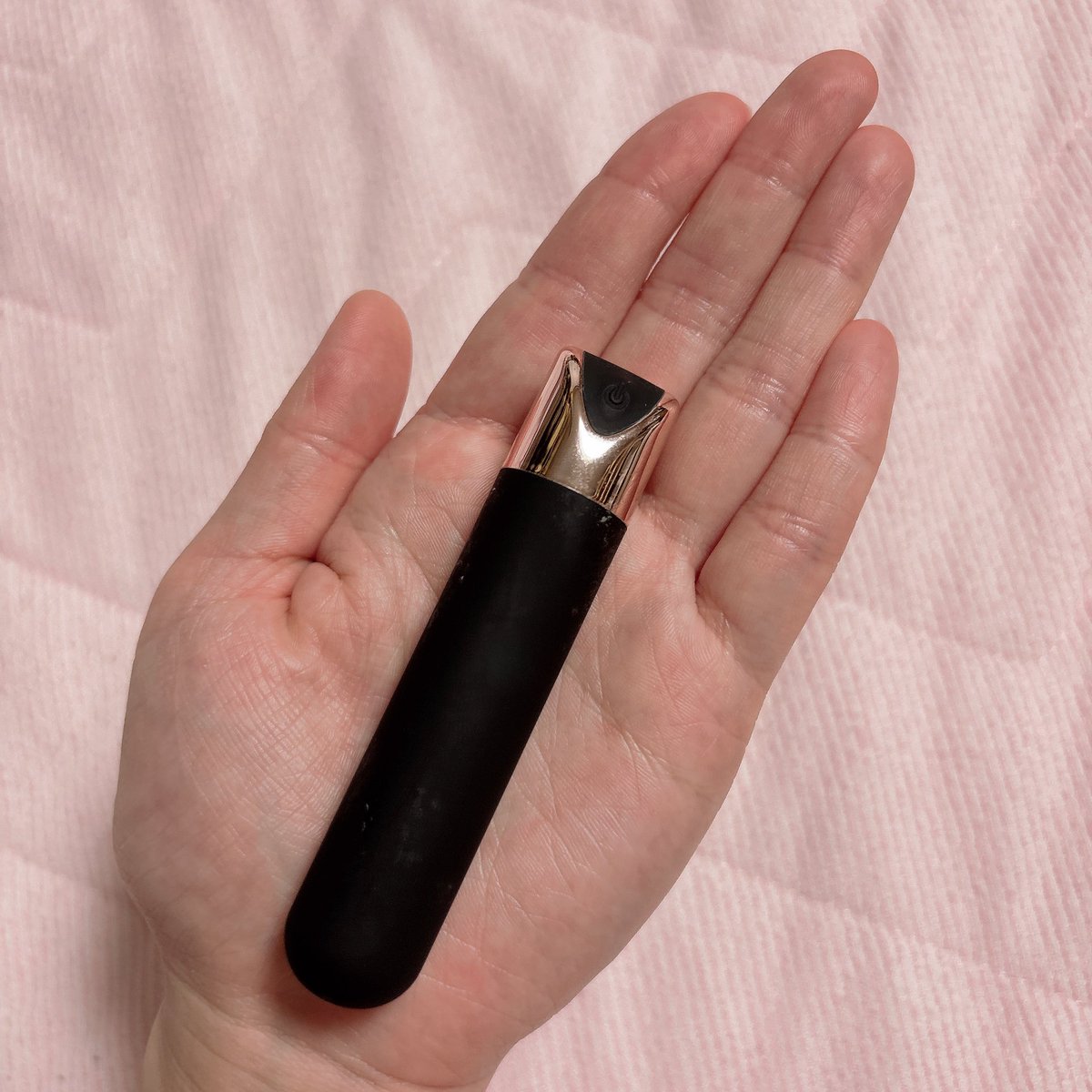 🖤 <a href="/midu002/">MIDU002</a> 様よりバイブのモニターさせてもらいました！手のひらサイズなのにめちゃくちゃ振動強くてびっくり😂操作も簡単だし見た目全然おもちゃっぽくないからメイクポーチにも入れれそうな可愛さ🫶