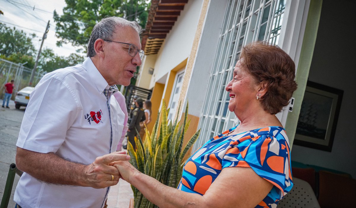 Hoy conocí a dos madres colombianas con hijos migrantes: una abogada que se fue a España, otro en Italia. Se fueron buscando un futuro que su país no les dio. Como ellas, 10 millones de colombianos sostienen hogares desde lejos, con el alma partida.

Es un orgullo que exportemos