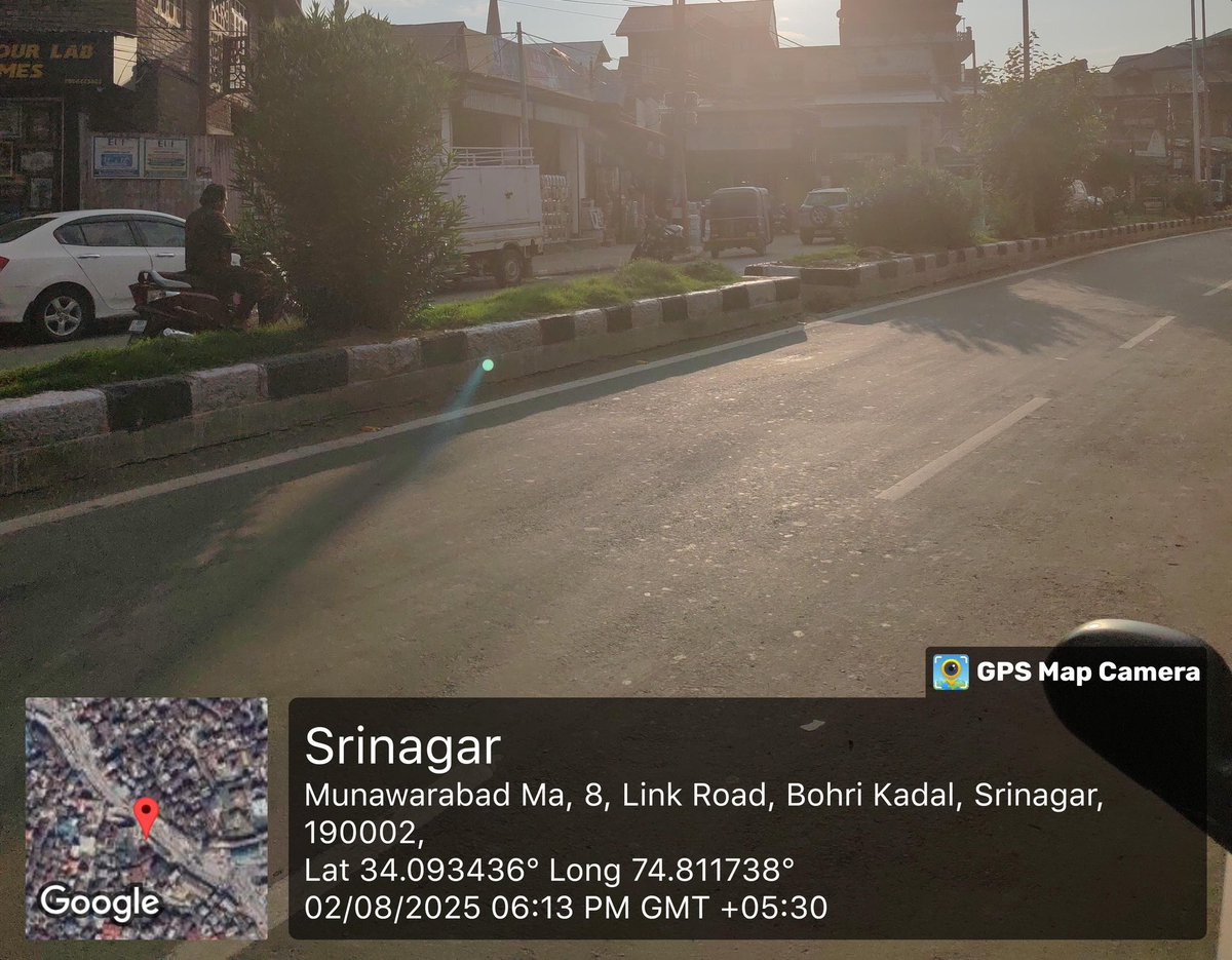 TalibSpeaks's tweet image. Received multiple complaints from locals  of downtown Srinagar where shopkeepers have encroached footpaths especially around Nalamar road. 
Request concerned to take action against encroachment. 
@SMC_24x7 @FazLulhaseeb @sclsrinagar