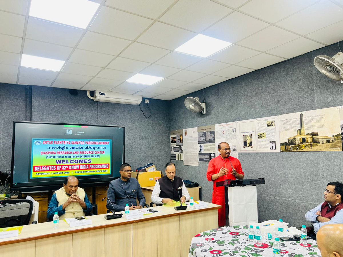 ProfSatishKuma2's tweet photo. अंतराष्ट्रीय सहयोग परिषद् द्वारा आयोजित कांन्क्लेव जिसमे 22 देशों के छात्र और 5 देश के राजदूत थे. मेरा विशेष उधबोधन, भारत की वैश्विक सोंच और दृष्टि @narendramodi @AmitShah @DrSJaishankar @MEAIndia @RSSorg @SunilAmbekarM https://t.co/5KHH3HS5cm
