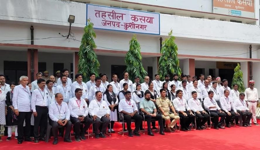 #कलेक्टर ने लागू किया #Dress_Coad!! 🕺

📍IAS महेन्द्र सिंह तंवर DM कुशीनगर

उत्तर प्रदेश राजस्व परिषद द्वारा लागू ड्रेस कोड के अनुपालन में कुशीनगर की कसया तहसील दिवस के अवसर पर शुभारंभ कराया गया। इस दौरान उप जिलाधिकारी, तहसीलदार, नायब तहसीलदार,अमीन राजस्व निरीक्षक,सभी सफेद शर्ट