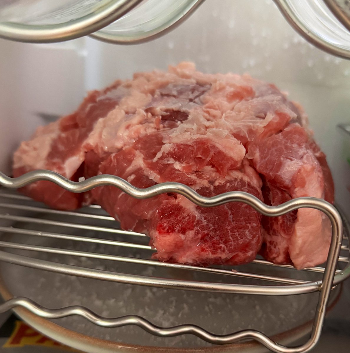 Här skall det testas något intressant

Karré på 1.2 kg som skåras, saltas &amp; sockras - in på galler i kylen.
2 dygn och skall sedan tillagas på 100 grader i 12 timmar.
Vila, 1 timme. 

Blir sedan en glaze med farinsocker som smetas in i skårorna.
Åker in i ugnen igen, 250 grader