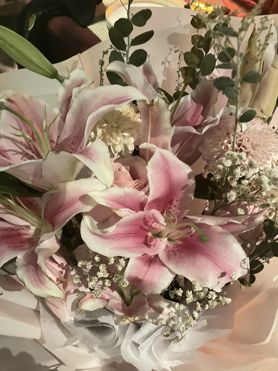nkento_o's tweet photo. “i love lilies and roses”
and he proceeds to buy me one this bigass bouquet 
#ilovemybf https://t.co/Q5DygnljSb