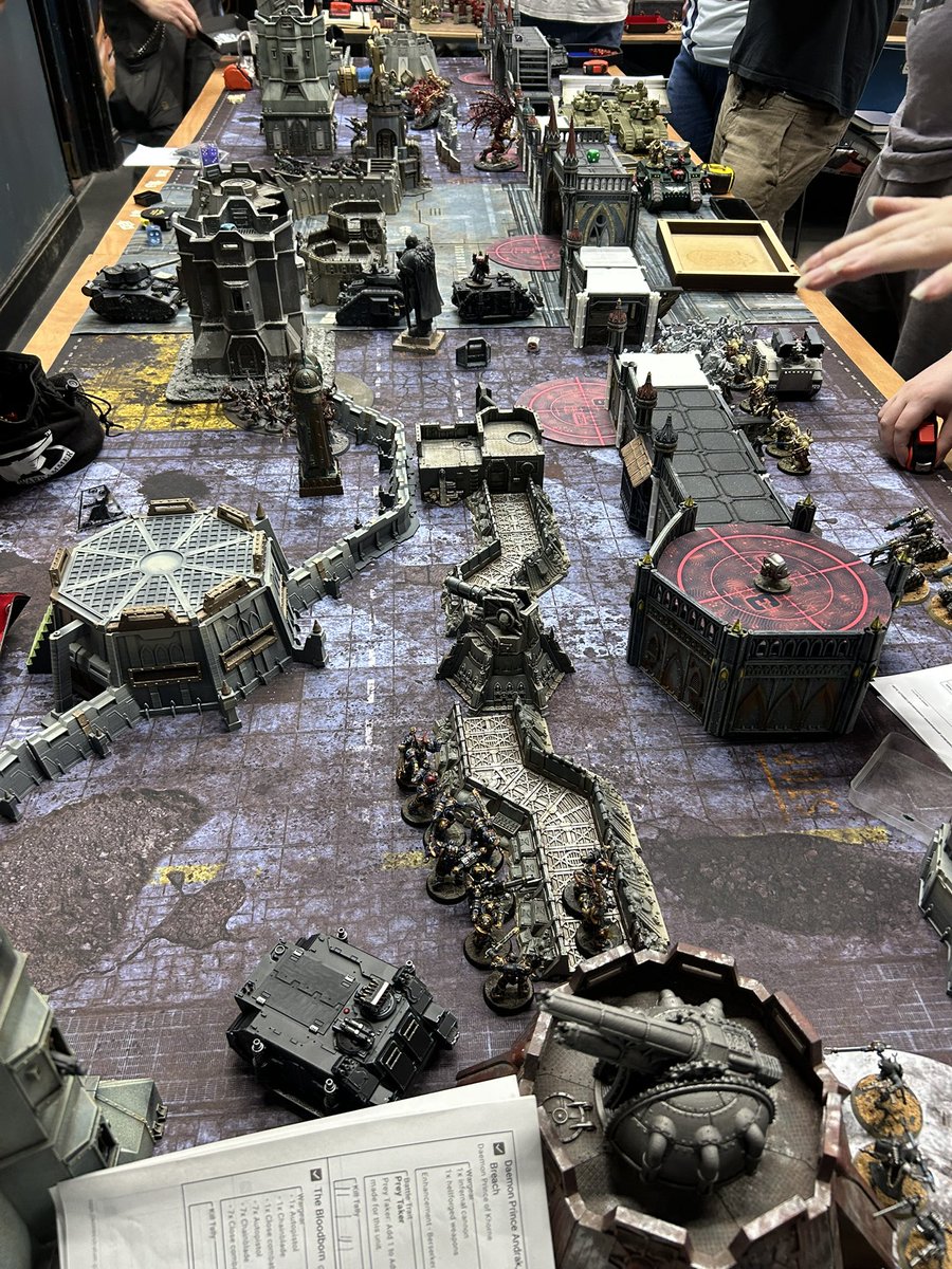 averagepaints's tweet image. Absolute nonsense game day today in my local Crusade as the forces of Chaos took on the Imperial defenders in a 4v4 6000 point game! I couldn’t roll a dice over a 3 for the first 2 turns but then my Chaos Lord soloed 2 Rogal Dorns to make up for it! #WarhammerCommunity