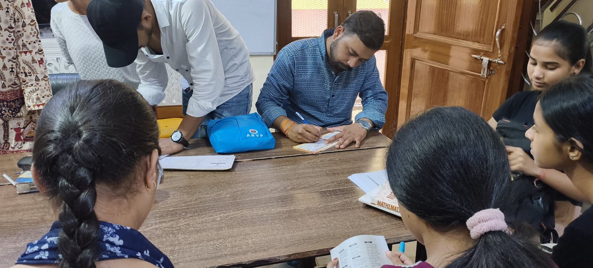 ABVP4Agra's tweet photo. आज अखिल भारतीय विद्यार्थी परिषद आगरा महानगर की मनकामेश्वर नगर इकाई द्वारा सदस्यता अभियान चलाया गया इस अवसर पर प्रांत मीडिया संयोजक सुमित शर्मा जी व नगर मंत्री आशीष पांडे जी विशेष रूप से उपस्थित रहे।

#abvpbraj
#abvpagra 
#abvpmankameshwarnagar https://t.co/mUfCSdq0A8