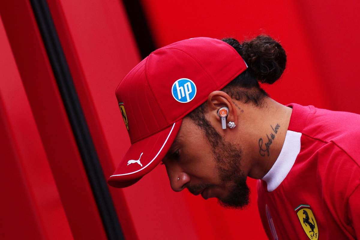 "Stanno succedendo tante cose sullo sfondo, il che non è grandioso. Se ho perso la voglia di guidare? No no, io amo ancora correre".

Un Lewis Hamilton ancora misterioso e con un profilo bassissimo ai 🎙️
Da uno che Still I Rise se lo è tatuato sulla schiena non me lo aspettavo...