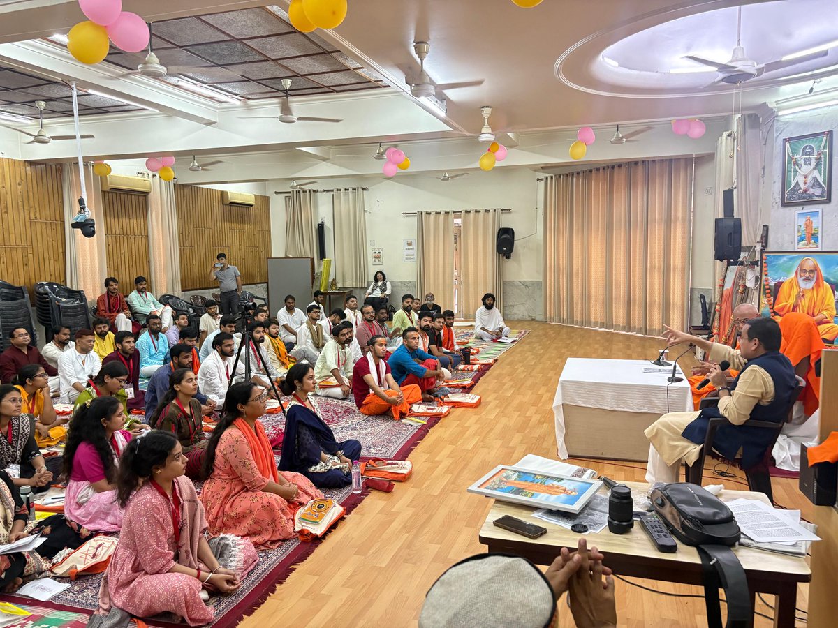 anirbanganguly's tweet photo. Spent a delightful afternoon at Swami Dayanand Ashram, Rishikesh, with  Swami @ParmatmanandJi Ji, Secretary General & Convener Hindu Dharma Acharya Sabha, founder Arsha Vidya Mandir. As always, was an enriching and reinvigorating experience, discussing a gamut of issues with Swami Ji. Swami Ji is doing remarkable work, among other areas, in social transformation, climate resilence and consciousness, besides steering the Hindu Dharma Acharya Sabha. Addressed a gathering of bright young professionals from across the country, at the Ashram campus. Paid obeisance at the Samadhi of Swami Dayananda Saraswati Ji whose sacred legacy continues to inspire…