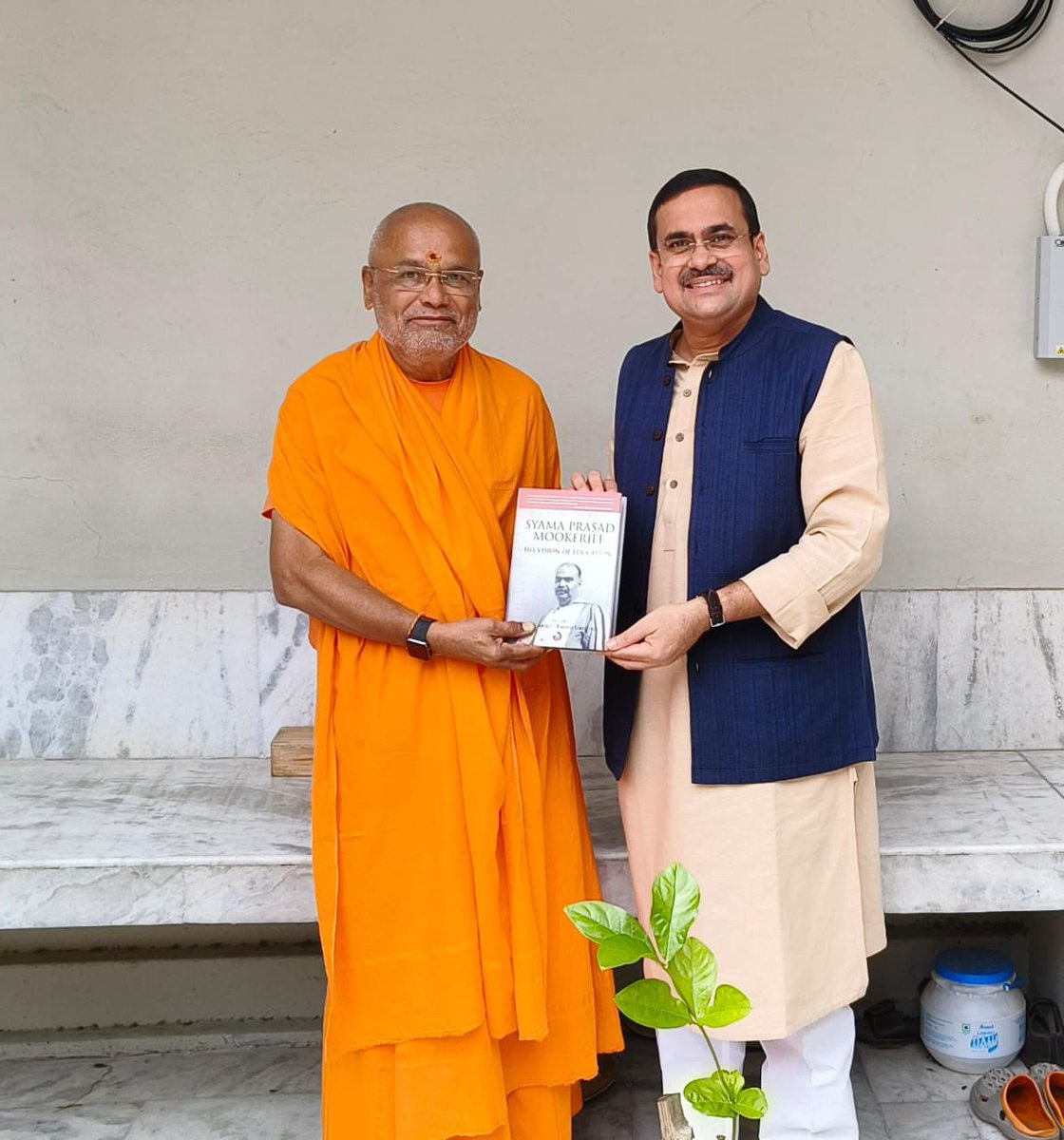 anirbanganguly's tweet photo. Spent a delightful afternoon at Swami Dayanand Ashram, Rishikesh, with  Swami @ParmatmanandJi Ji, Secretary General & Convener Hindu Dharma Acharya Sabha, founder Arsha Vidya Mandir. As always, was an enriching and reinvigorating experience, discussing a gamut of issues with Swami Ji. Swami Ji is doing remarkable work, among other areas, in social transformation, climate resilence and consciousness, besides steering the Hindu Dharma Acharya Sabha. Addressed a gathering of bright young professionals from across the country, at the Ashram campus. Paid obeisance at the Samadhi of Swami Dayananda Saraswati Ji whose sacred legacy continues to inspire…
