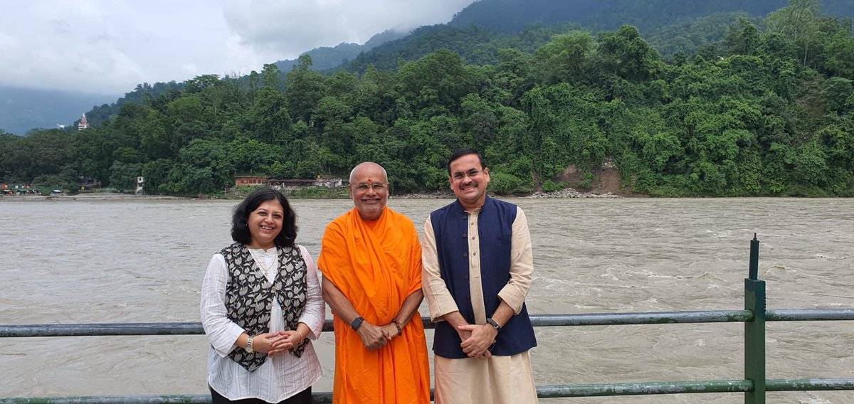 anirbanganguly's tweet photo. Spent a delightful afternoon at Swami Dayanand Ashram, Rishikesh, with  Swami @ParmatmanandJi Ji, Secretary General & Convener Hindu Dharma Acharya Sabha, founder Arsha Vidya Mandir. As always, was an enriching and reinvigorating experience, discussing a gamut of issues with Swami Ji. Swami Ji is doing remarkable work, among other areas, in social transformation, climate resilence and consciousness, besides steering the Hindu Dharma Acharya Sabha. Addressed a gathering of bright young professionals from across the country, at the Ashram campus. Paid obeisance at the Samadhi of Swami Dayananda Saraswati Ji whose sacred legacy continues to inspire…