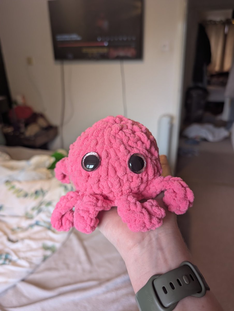 Just added the most adorable lil octopus onto my Etsy shop! 💞🐙 knitbyniamh.etsy.com