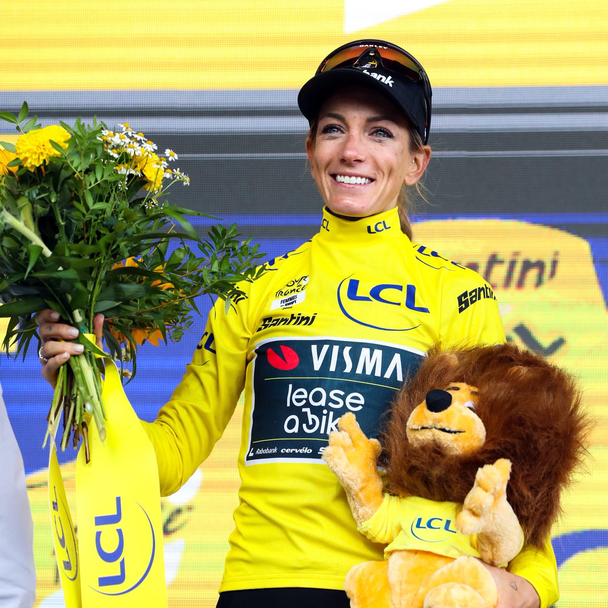 TearOffFR's tweet photo. 🚨 PAULINE FERRAND-PRÉVOT REMPORTE LE TOUR DE FRANCE FEMMES 2025 ! QUELLE LÉGENDE DU SPORT FRANÇAIS ! 💛

Oui, ce n’est pas du sport auto, mais c'est un MOMENT HISTORIQUE et il il faut saluer L'EXPLOIT réalisé par Pauline Ferrand-Prévot aujourd’hui ! 

Cette immense championne, véritable LÉGENDE du sport féminin français, après avoir tout gagné en VTT et décroché une médaille d'or aux JO de Paris 2024, remporte désormais un grand tour sur route ! 🏅

Elle devient la première française depuis Jeannie Longo en 1989 à s’imposer sur la Grande Boucle ! 👏

BRAVO PAULINE ! VIVE LA FRANCE ! 🇫🇷

#TDFF2025