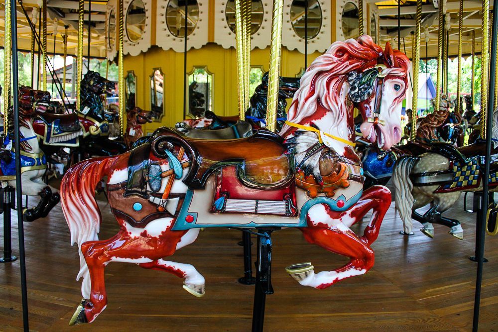 Osage is one of the horses on the now open Grand Ole' Carousel at Six Flags St. Louis that is the Negative-G Picture of the Day.

For more photos of the amazing transformation of this carousel take a look at this Negative-G Trip Report:

negative-g.com/six-flags-stlo… 

@SFSTLouis