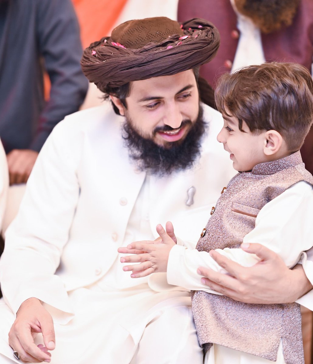 *رہبر وہی ہوتا ہے جو مسکراہٹ سے دل جیتے اور شفقت سے نسلیں سنوارے۔*🙂🫀

*جانم سلطانم*