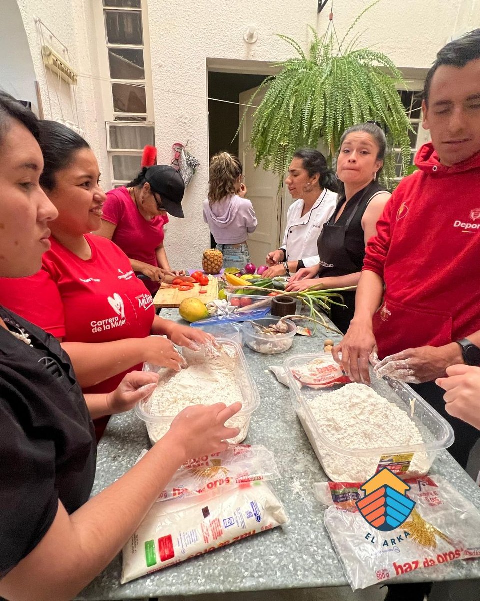 🍕🍞 ¡Nos pillaron con las manos en la masa! En #Releernos cocinamos, fermentamos y reflexionamos sobre la comida como medicina 🍃🧠. Junto a @puente.natural y @felapotellez, aprendimos que nutrir el cuerpo también es amar 💜🌊 #Releernos2025
